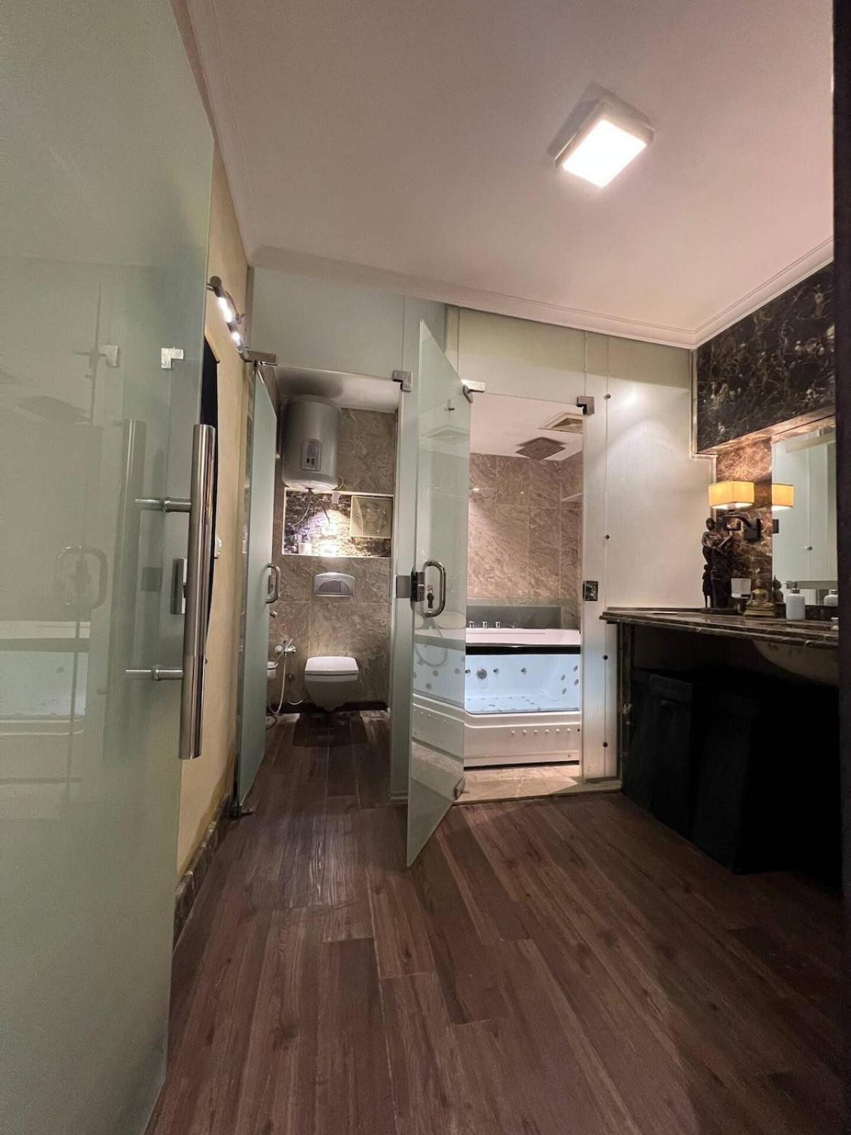 Luxurious Egyptian Vibes With Hot Tub, Gym, Office Apartamento