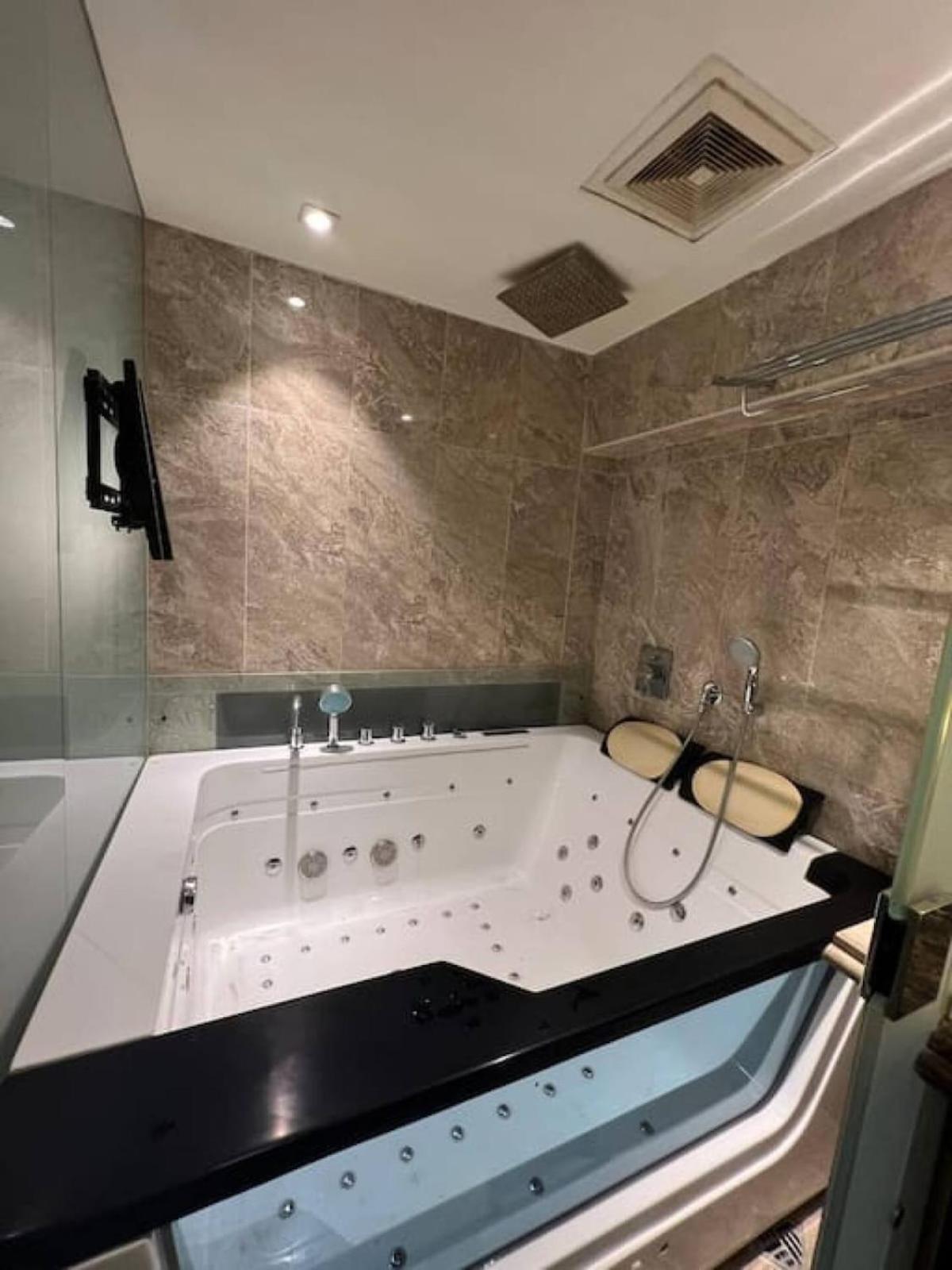 Luxurious Egyptian Vibes With Hot Tub, Gym, Office Apartment *