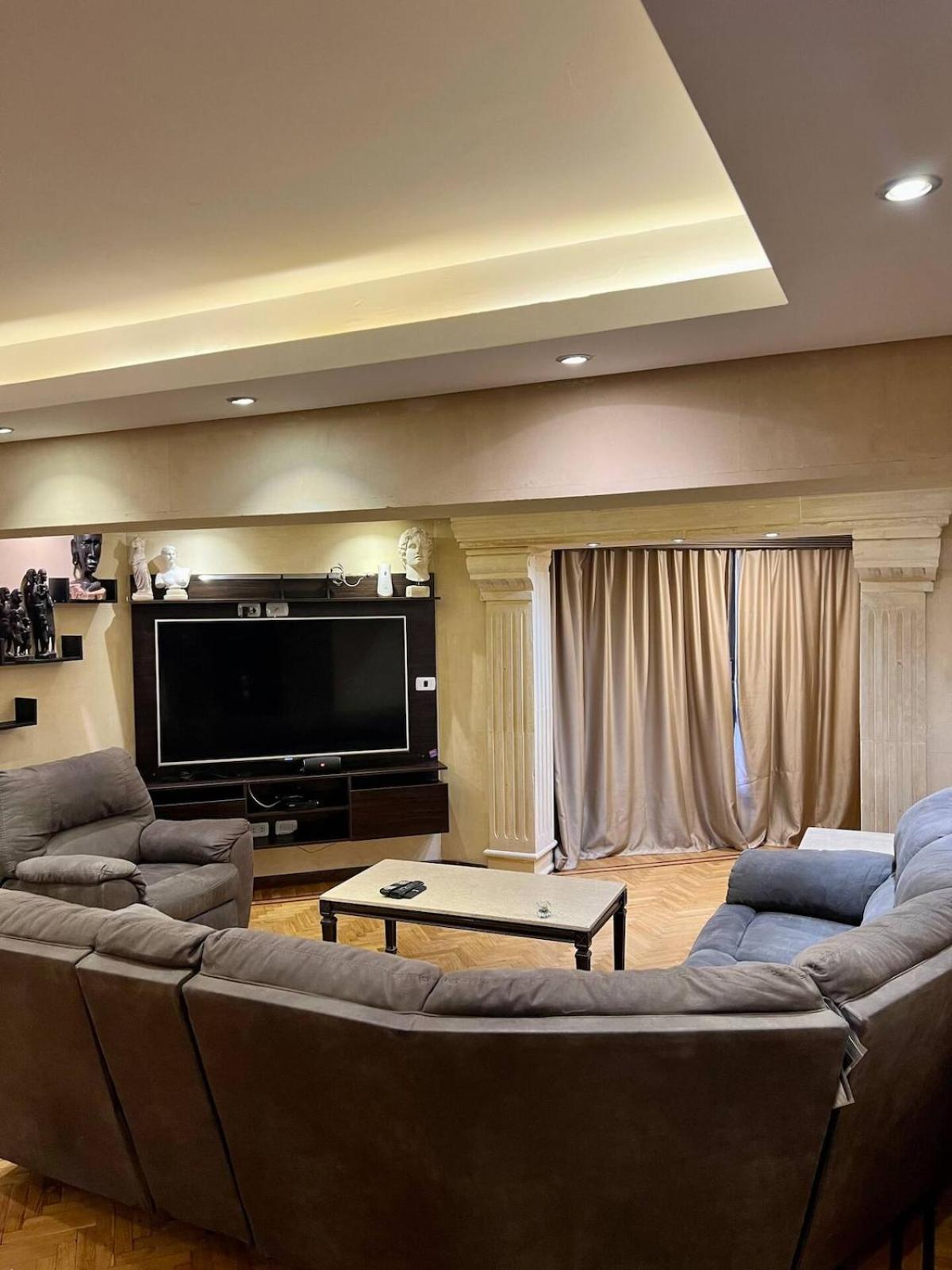 Luxurious Egyptian Vibes With Hot Tub, Gym, Office