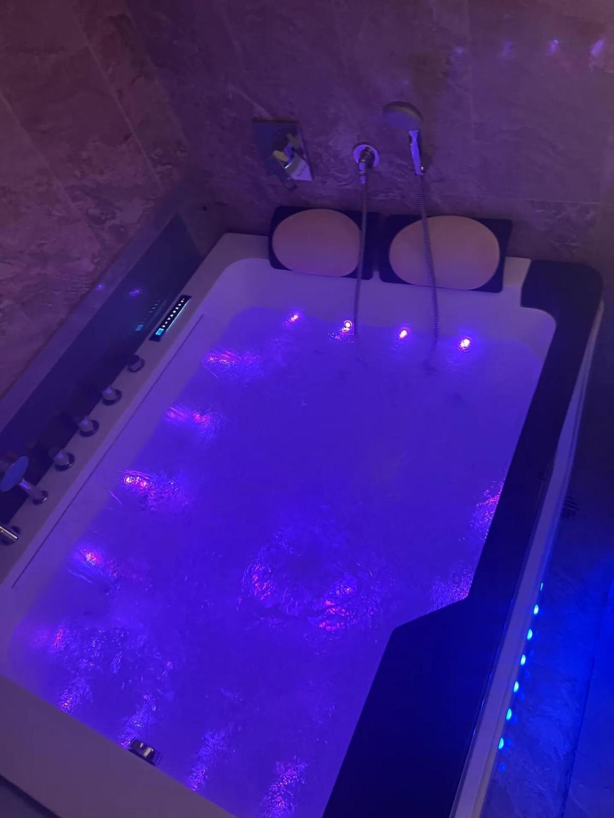 Luxurious Egyptian Vibes With Hot Tub, Gym, Office Apartment