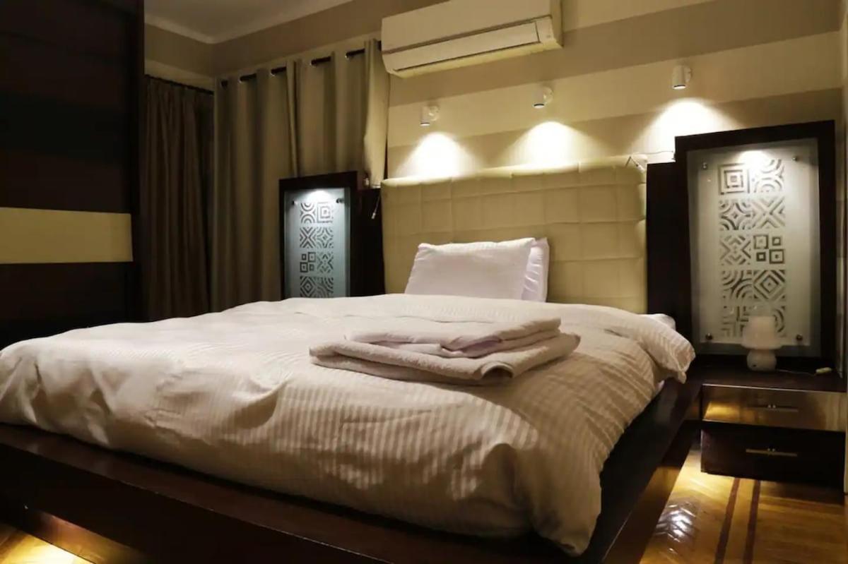 Luxurious Egyptian Vibes With Hot Tub, Gym, Office Apartment *