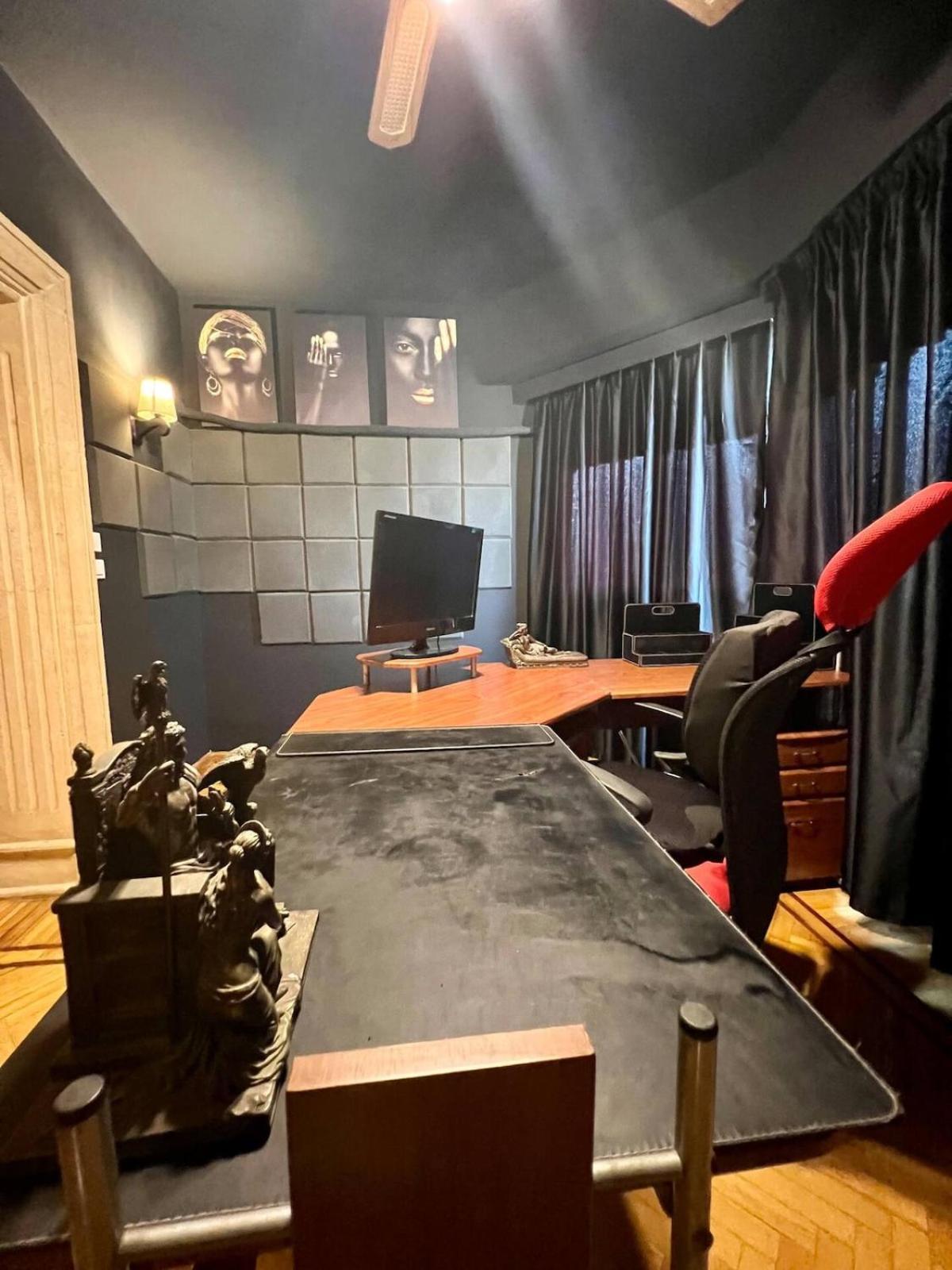 Luxurious Egyptian Vibes With Hot Tub, Gym, Office Apartment