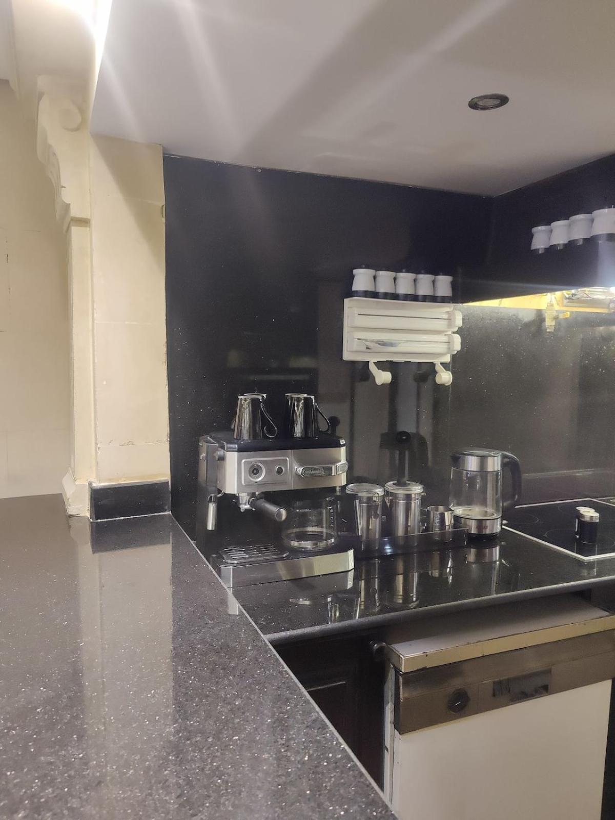Luxurious Egyptian Vibes With Hot Tub, Gym, Office Apartment Cairo