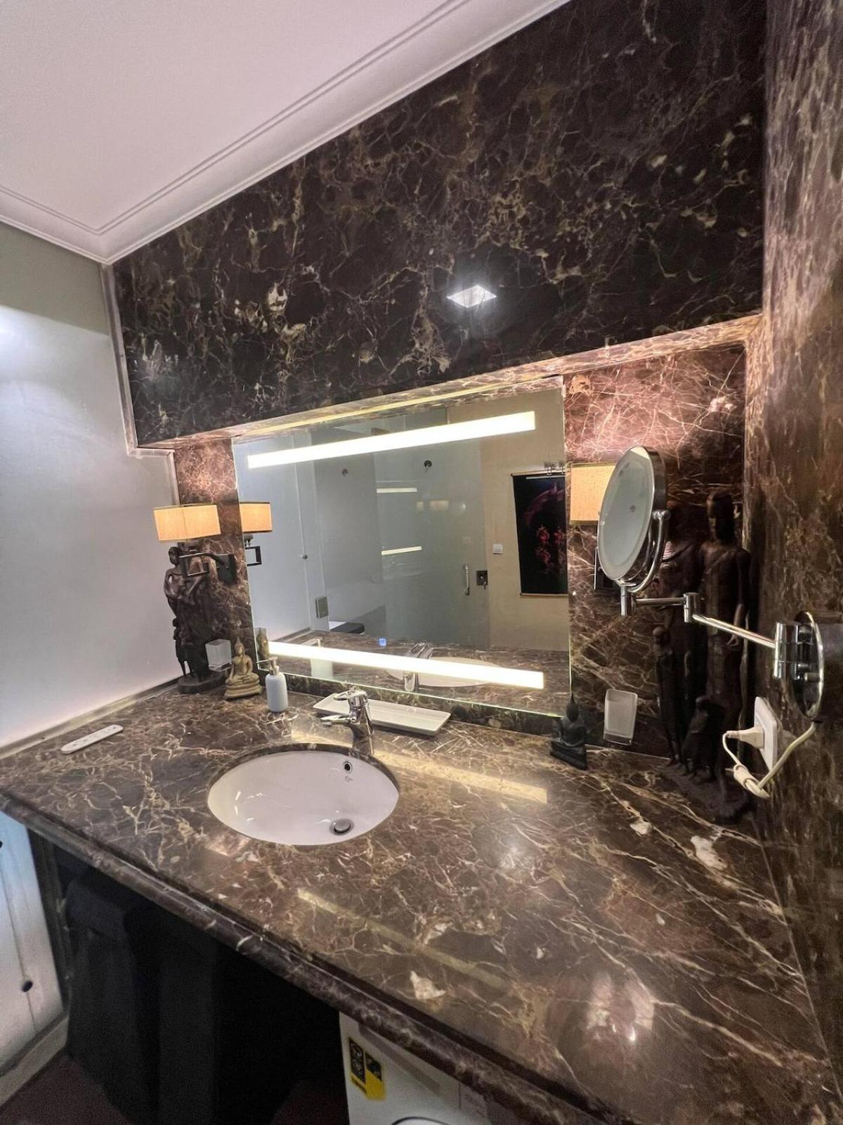 Luxurious Egyptian Vibes With Hot Tub, Gym, Office Apartment