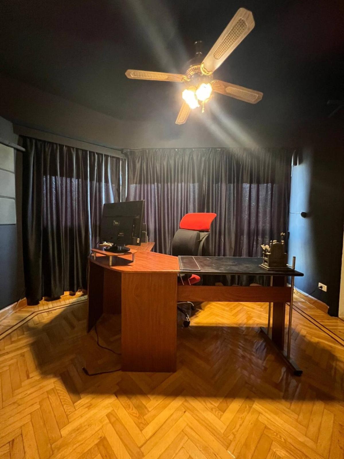 Luxurious Egyptian Vibes With Hot Tub, Gym, Office Apartment