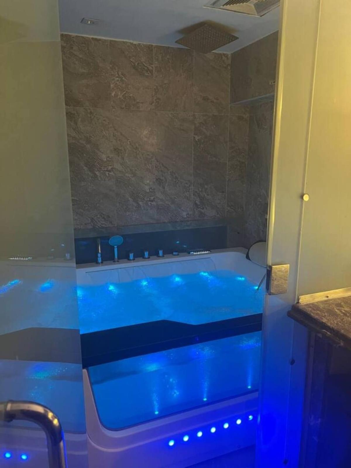 Apartment Luxurious Egyptian Vibes With Hot Tub, Gym, Office *
