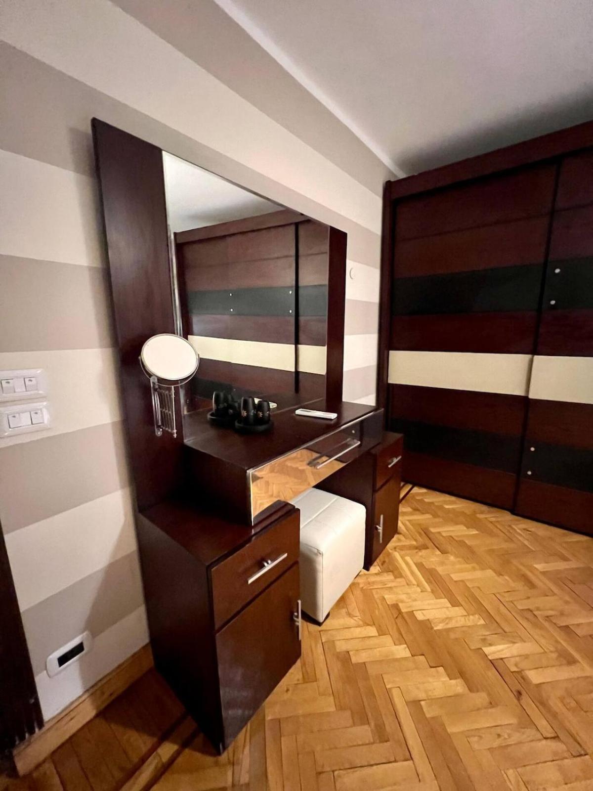 Luxurious Egyptian Vibes With Hot Tub, Gym, Office Apartment