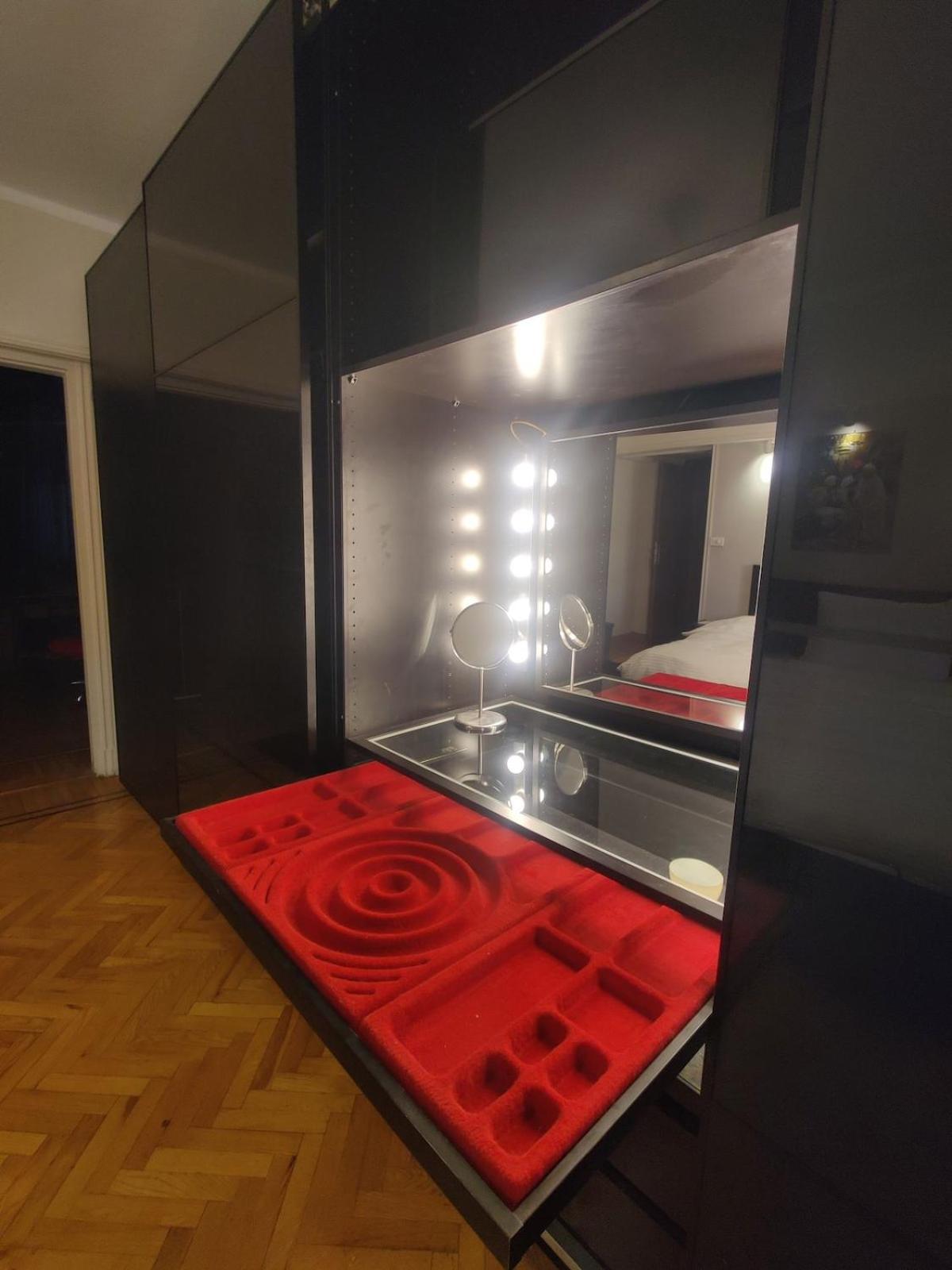Luxurious Egyptian Vibes With Hot Tub, Gym, Office Apartment