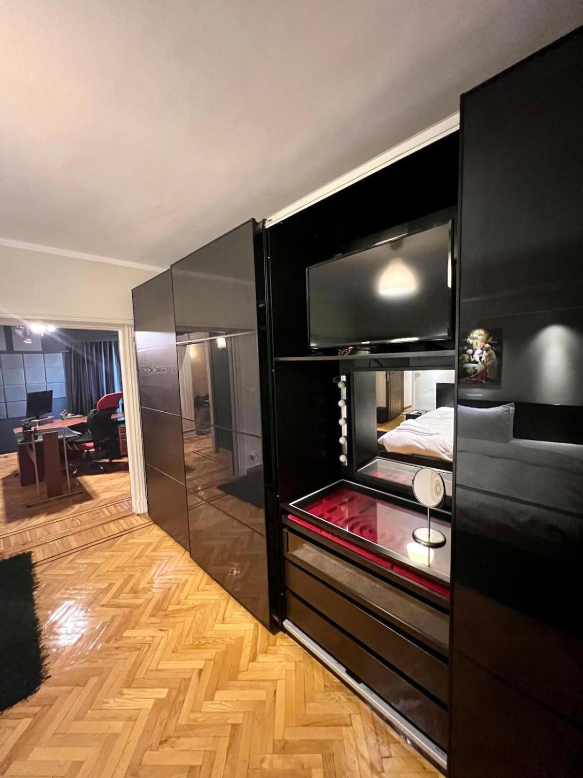 Luxurious Egyptian Vibes With Hot Tub, Gym, Office *